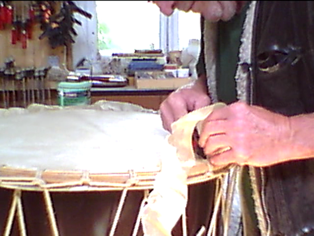 Die angetrockneten Pergamente werden am Rand beschnitten