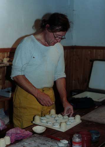 Die Flöten werden für den Brennofen gerichtet.